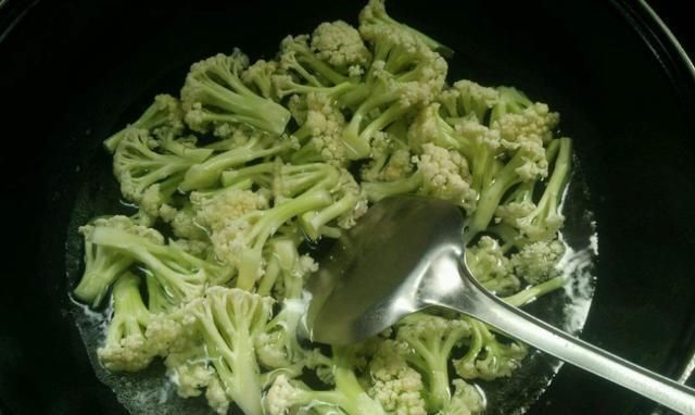 花菜|炒花菜时,不要直接放油炒,多做一步,花菜熟得快,还香脆爽口