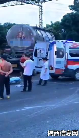  交通事故|揭西发生一起交通事故，车辆被撞得严重变形，消防和救护车都来了......