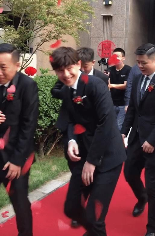 总裁|邓伦当伴郎又上热搜了,这次谁注意新郎的颜值,网友:霸道总裁