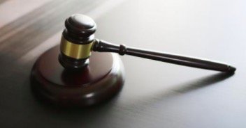  酒后|情人酒后意外坠亡，女子用铁丝绑尸体拖行近一千米，法院认定担责30%