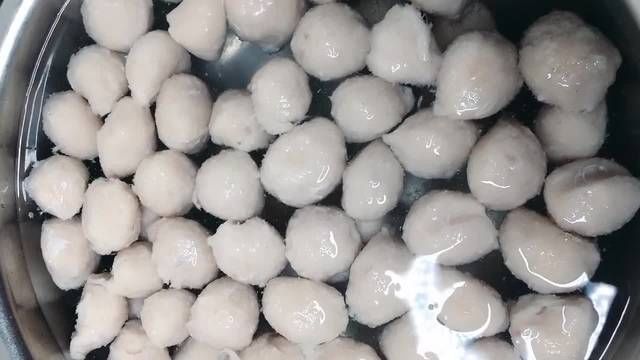 如上图所示|鱼丸在家就能做,把握以下3个环节,担保口感细腻嫩滑又Q弹!