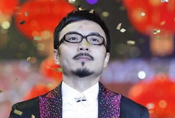 天天向上|素质堪忧？汪涵穿皮鞋踩床单与马云合影，网友怒喷：平日都是装的