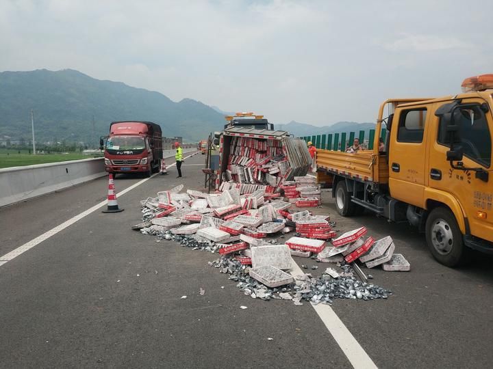  货车|小货车高速上连爆两胎后侧翻，原因竟是如此奇葩