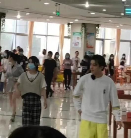  王俊凯|王俊凯为医务人员亲手做午餐，而谁注意他送餐姿势？素养是装不住的