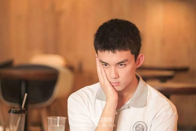  开播|《穿越火线》燃情开播 吴磊超A作战服登场绘逐梦蓝图