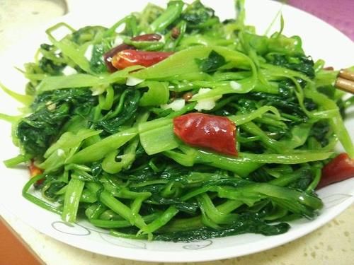 发黑|为什么大厨炒的空心菜翠绿爽口,而你的炒颜色发黑?原因有几个