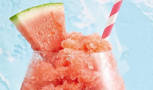  西瓜冰沙|夏天最完美组合，牛奶饼干配沙拉，好吃不腻，冰凉清爽，刷剧必备