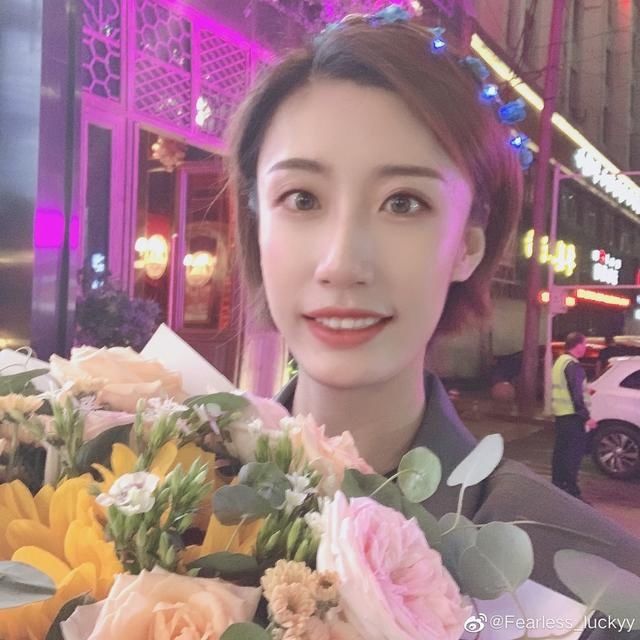 妆容|全新短发造型亮相！23岁女排国手生日夜晒美照，妆容精致明艳动人