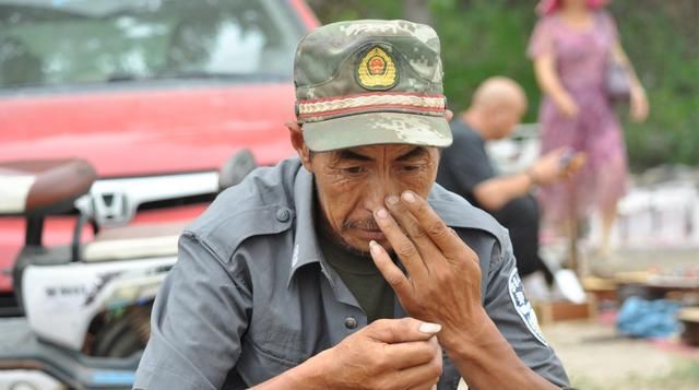 妹夫|聋哑大爷出生8天被生母扔掉，为养父母养老送终，一生未娶养妹夫