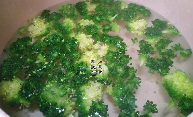 做法|这早餐上桌秒光,抗饿又解馋,做法超懒人,1拍1捏,1分钟做10个