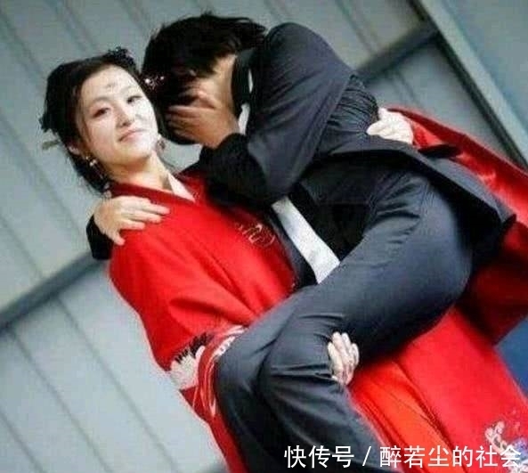 凉爽|妹子,你这衣服是咋穿的?看着都凉爽