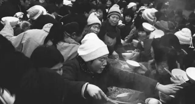  大锅饭|“大锅饭”的时期：“吃饭不花钱，努力搞生产”