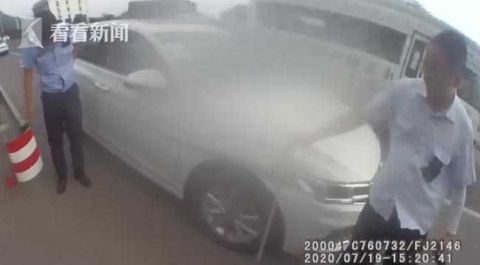  护栏|低头调空调 出事故了！