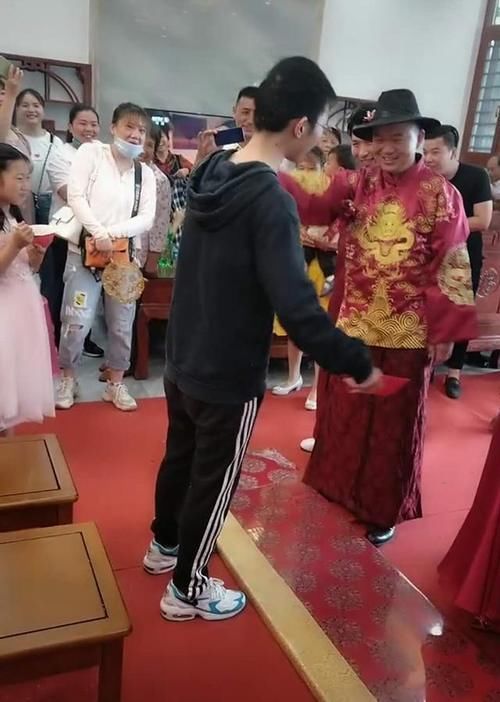 婚礼|婚礼现场，16岁叔叔接受30岁新郎大侄子跪拜，掏红包场景逗乐宾客