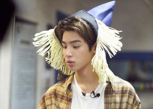  说出|黄明昊手脚被绑住，慌乱下说出一句话，粉丝：孩子长大了