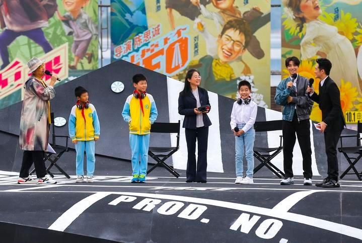 首映礼|“千岛湖的美很难复制”,徐峥带着主演们回拍摄地千岛湖参加《我和我的家乡》首映礼