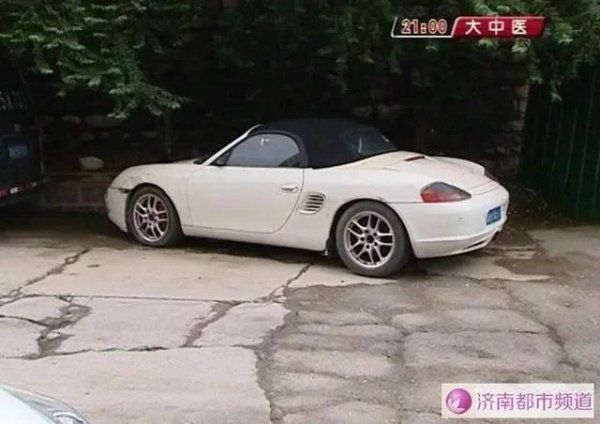  济南|济南一小区旁，一辆保时捷成“僵尸车”，五年无人认领……