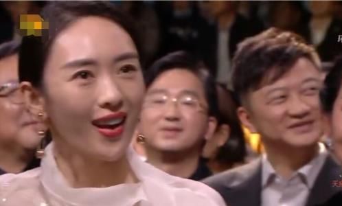  错位|金鹰晚会：王一博人气太高，童瑶获奖一脸懵，赵丽颖走错位超迷糊