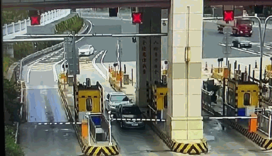  小轿车|惊呆！小轿车进入收费站却不减速，最终一头撞向水泥防撞墩