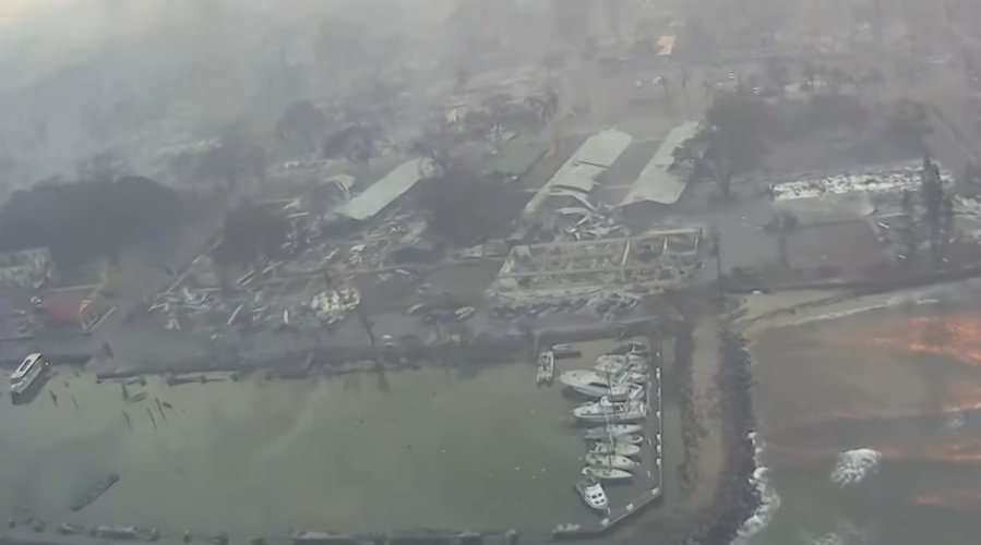 美国夏威夷山火肆虐：一历史小镇被烧毁 民众被迫跳海