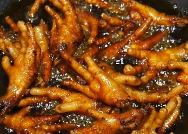  入适量|“虎皮鸡爪”这样做，软烂入味，好吃不腻，并伴有淡淡的清香味