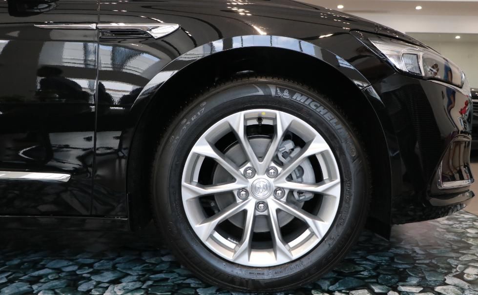 双层|车长超5米，双层隔音标配9AT，丐版全独悬重1.6吨，过弯从不飘