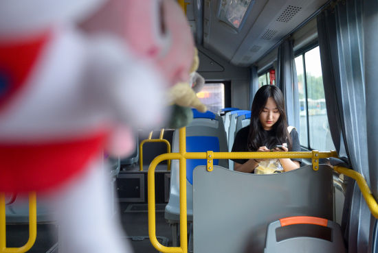  环境|95后司机将公交车变成玩偶世界：为营造温馨乘车环境，他把和女友“抓”的玩偶挂满一车