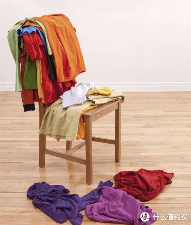 家电好物 篇四：椅子上长衣服？不想卧室又脏又乱，有一款好物家具可以帮你轻松收纳衣物！