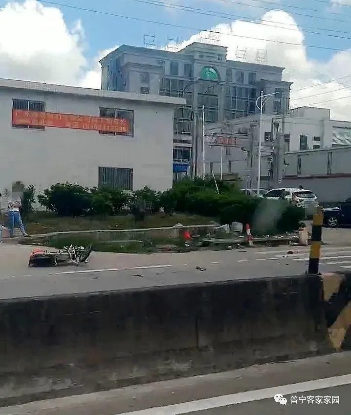  田心|【车祸】今早！324国道崩坎至田心村路段一摩托车倒地....