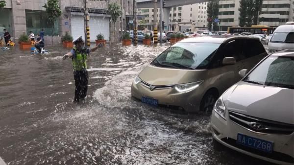 感动！冰城交警，暴雨中的逆行者|风里雨里路上有你| 积水