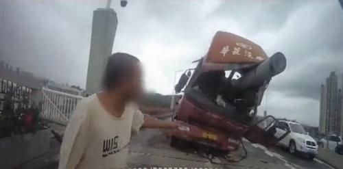  不当|顺德：事故车辆停靠不当 遭水泥柱瞬间捅爆驾驶室