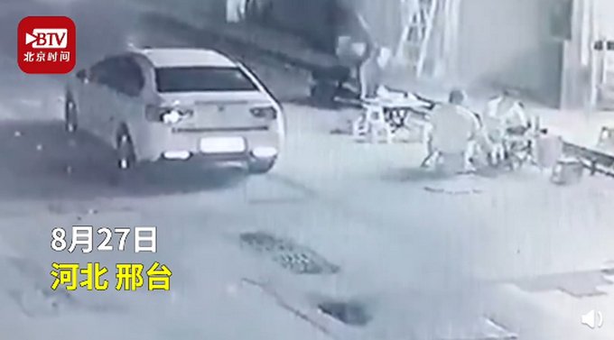 家庭|因家庭矛盾纠纷，女子凌晨被前夫拿菜刀连砍15刀，警方通报来了