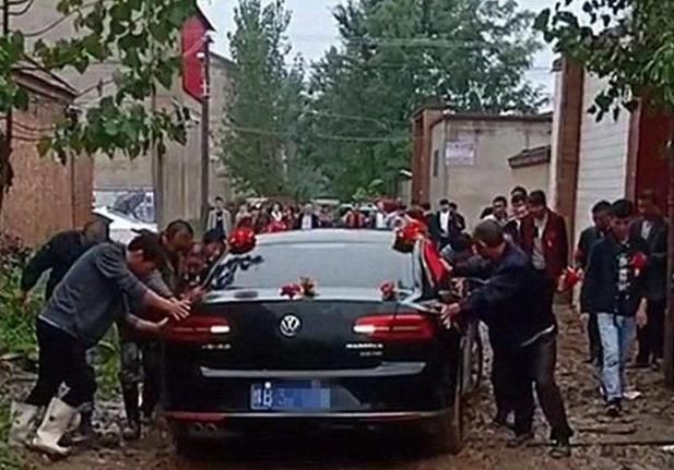 遇上|在农村，如果婚车遇上出殡车，谁该让道？这里有啥讲究？