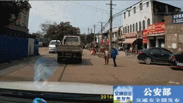  惊险|【实拍】东明街头发生惊险一幕！都看看！