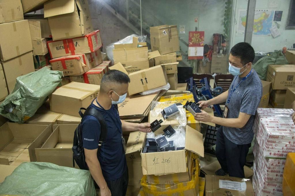  物流企业|“你来这里有什么业务？”听到这句话，眼镜男撒腿就跑