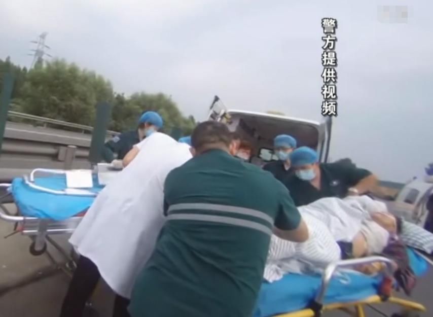  救护车|刚上高速就变道撞残救护车，轿车司机狡辩：没看见这辆车