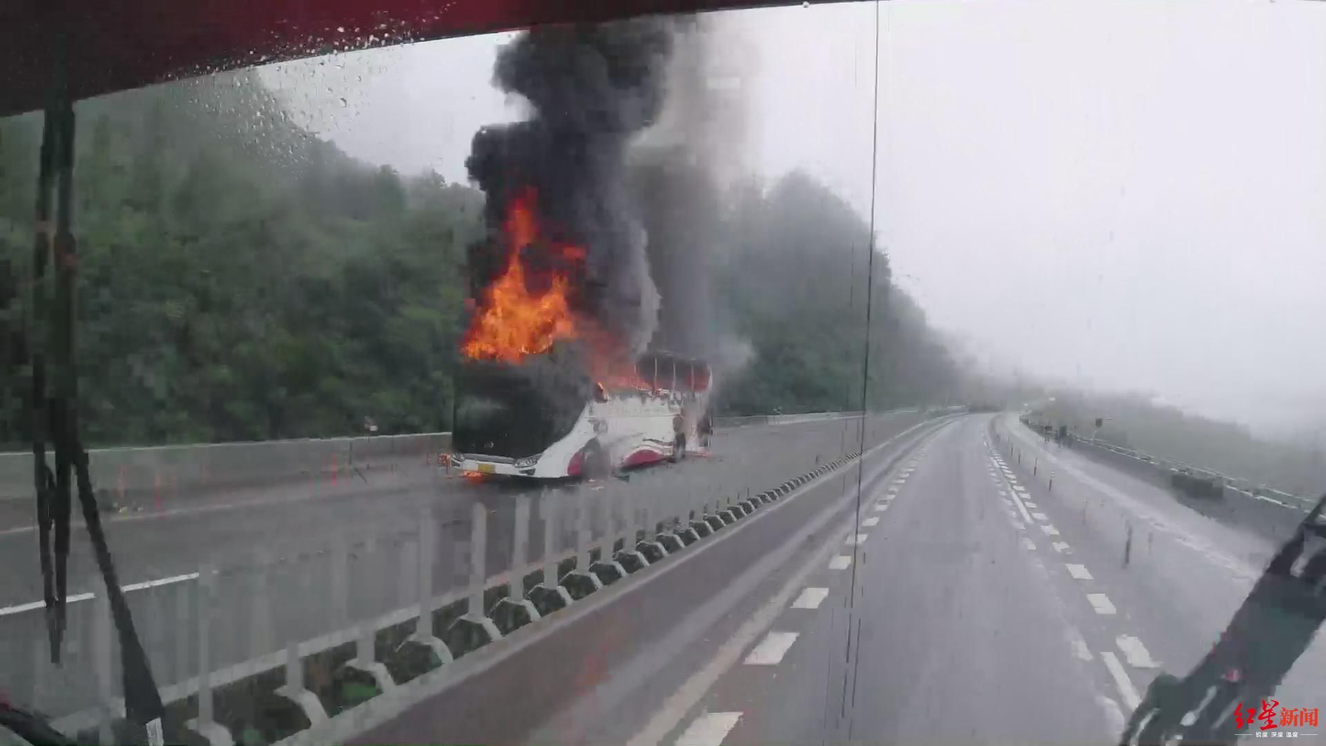  乘客|贵州高速一客车起火 司机见冒烟及时疏散，52名乘客无人伤亡