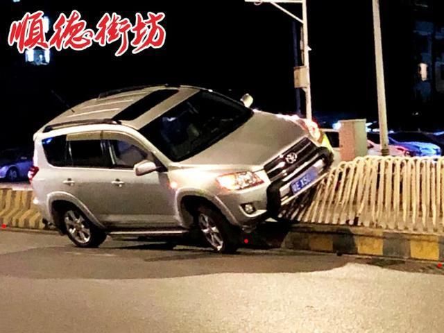  罗定|大良罗定邦中学附近这一幕，实在太尴尬了！点做到噶？