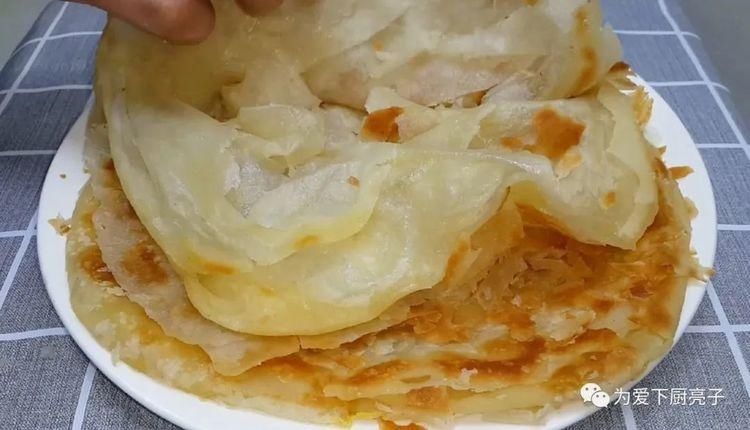  学会|烙饼这么做太香了，开水一烫，张张柔软又劲道，学会天天不起早