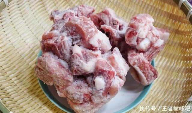  解冻|解冻排骨和猪肉，别直接用水泡，3种快速解冻法，吃起来如同鲜肉