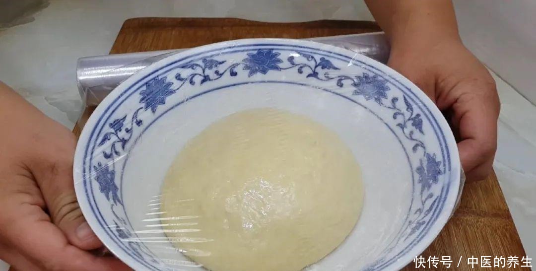  松软|烧饼这做法才简单，加2个鸡蛋，个个松软香甜，比鸡蛋饼面包好吃