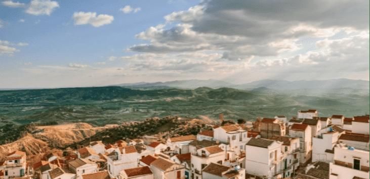 学生|2名女学生去国外度假，在聚会上被下药之后遭8名男子侵犯