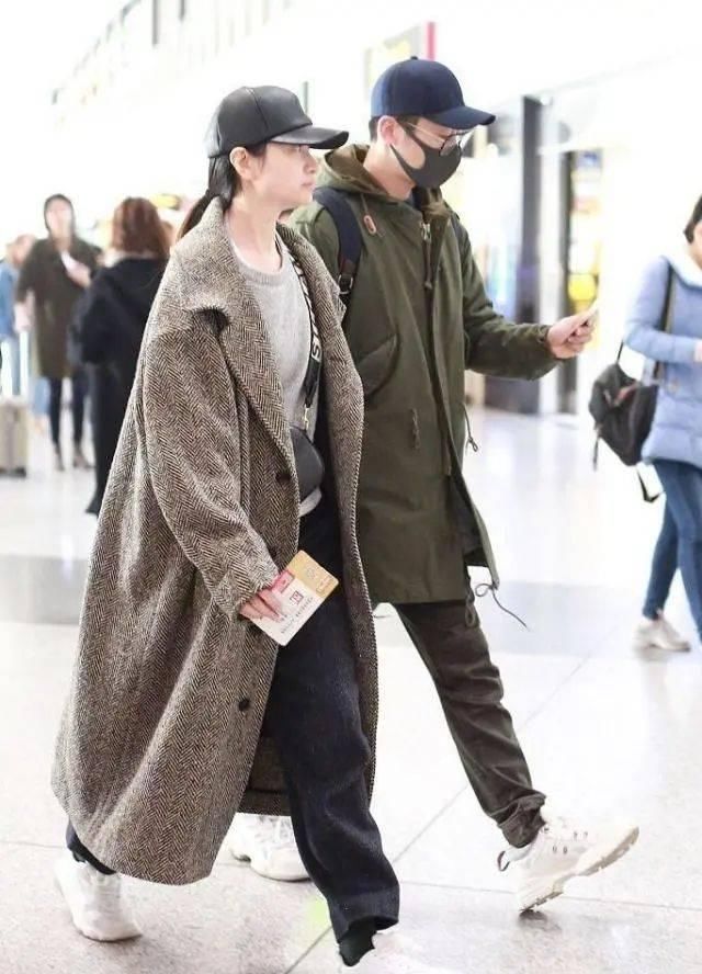 皮肤|沈佳妮晒照从不修图，真实皮肤是蜡黄色，却更有一种朴素的美！