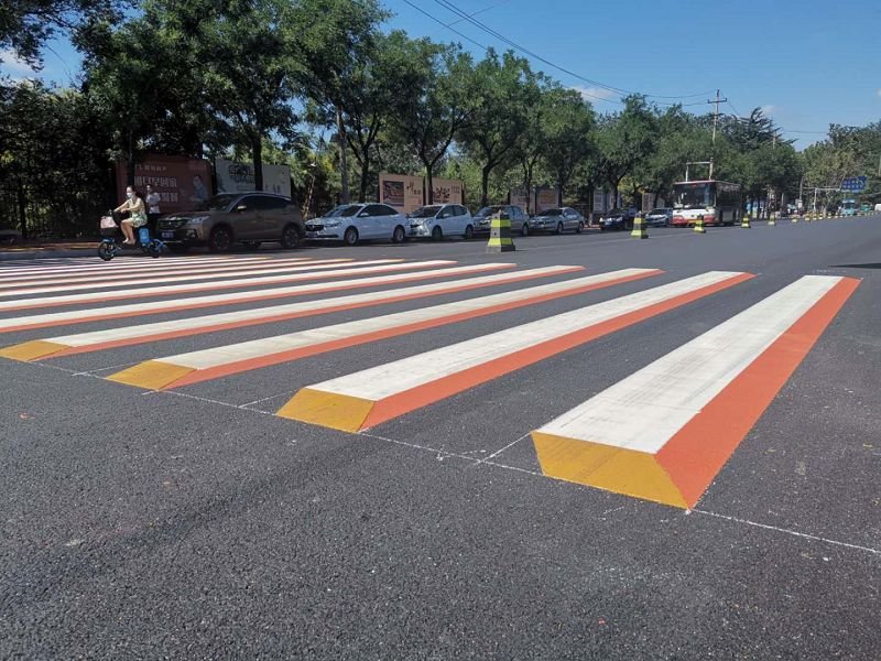 驾驶员|创城进行时丨彩色立体斑马线亮相港城！提醒车辆礼让行人