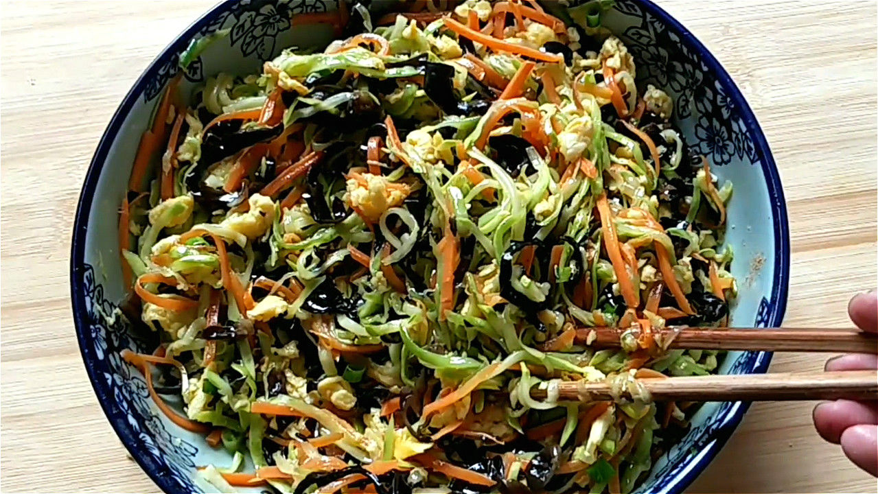 做成|入秋后,多吃点西葫芦,做成馅饼真香,做法简单,出锅皮软馅香