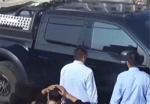  老汉|80万猛禽撞了几个鱼盆，大爷抄起扁担就开砸：年轻人太没素质了！