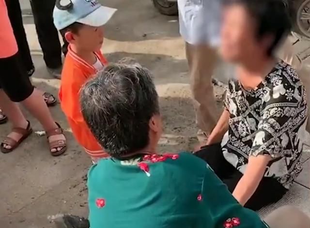 警方|太心疼！老人卖粮款被偷后绝望大哭，气得直扇自己脸