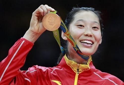  排球|朱婷出身寒门，励志翻身，今年薪高出郎平300万，曾穿白裙遭吐槽