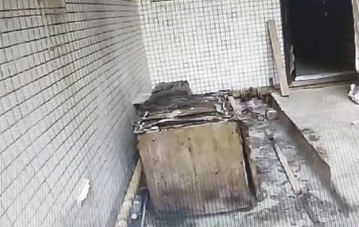  燃气管|小区阳台突然起火，旁边就是燃气管道！楼上女邻居出手了