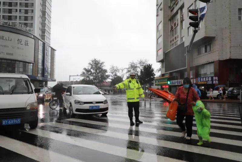  风雨|烟台交警，风雨中的逆行者！